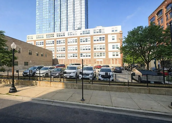 Group Friendly Spacious 3br With Optional Parking And Gym Access Sleeps 10 Guest Near Mccormick Place And Soldier Field