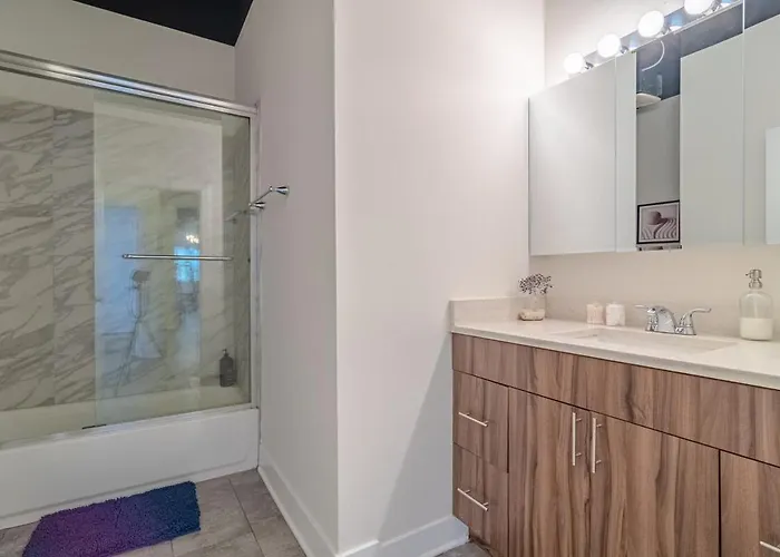 Group Friendly Spacious 3br With Optional Parking And Gym Access Sleeps 10 Guest Near Mccormick Place And Soldier Field Chicago